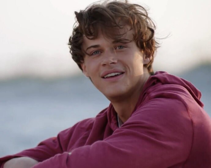 christopher briney height